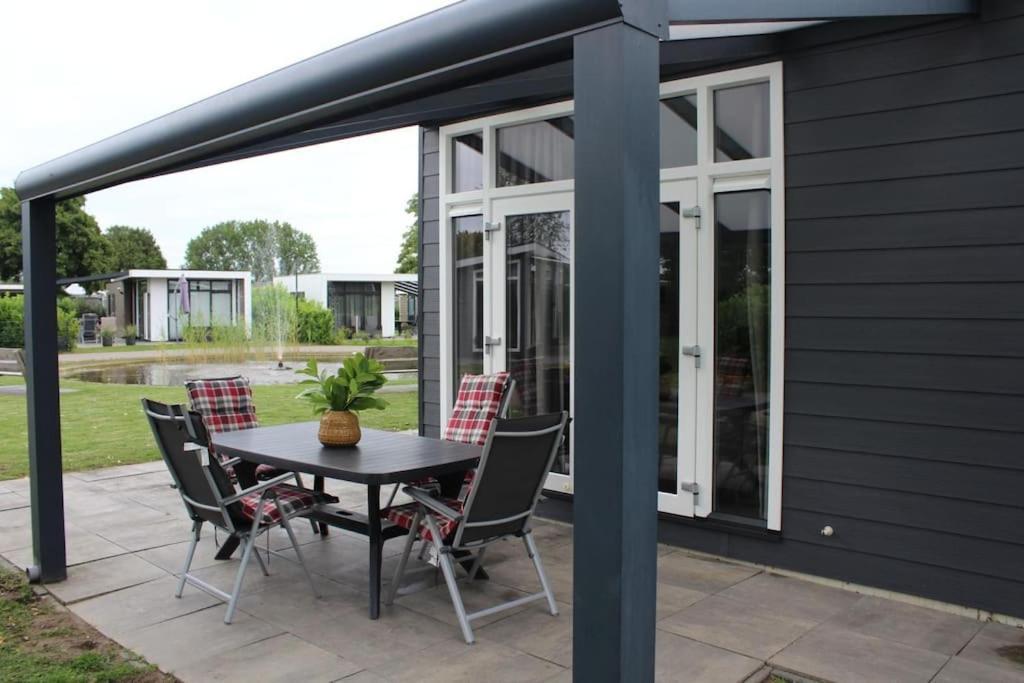 Vakantiehuis Met Vijverzicht Lathum Exterior foto