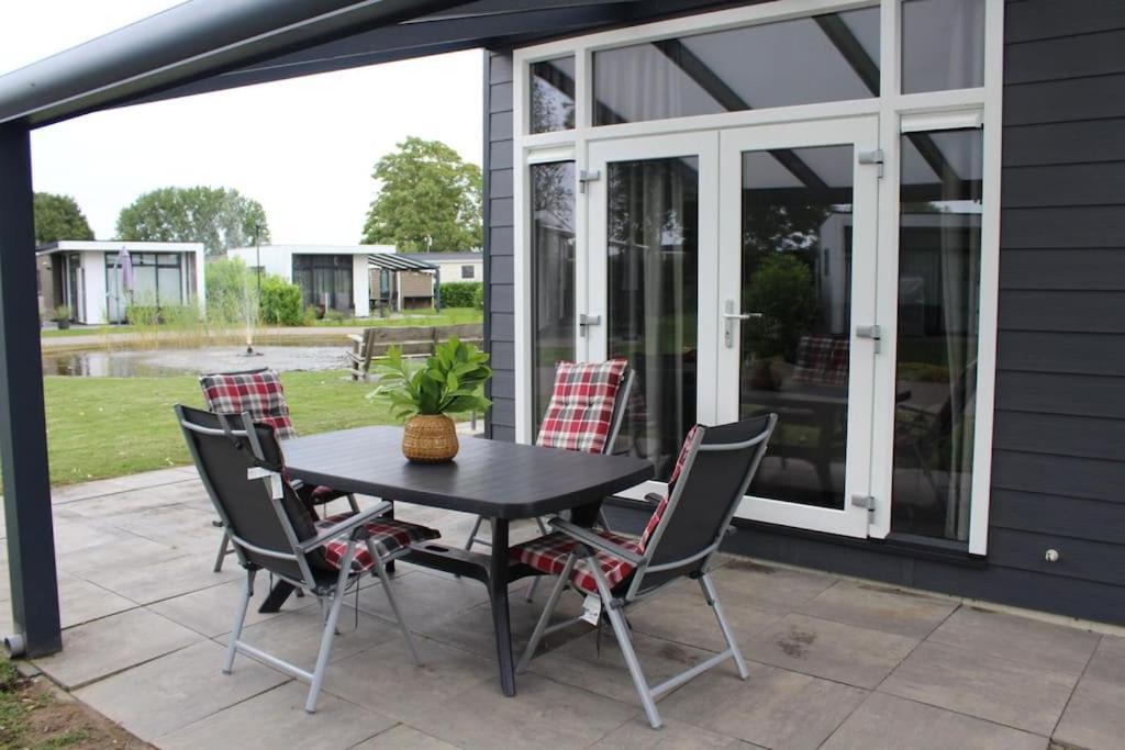 Vakantiehuis Met Vijverzicht Lathum Exterior foto